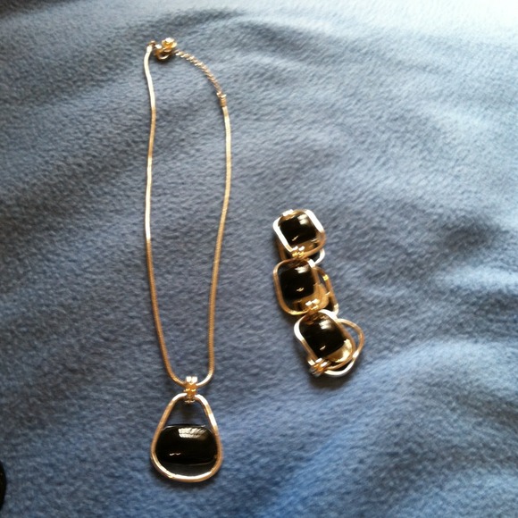 Beautiful black & sliver necklace with a bracelet. - Picture 1 of 3