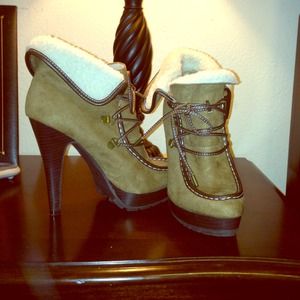 Super cute winter ankle boots never worn!!!!