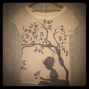 Black and white t-shirt.