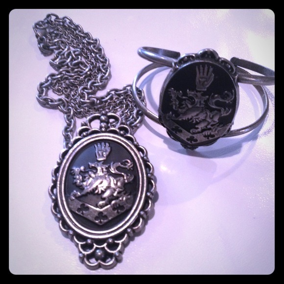 Twilight Cullen crest necklace and bracelet