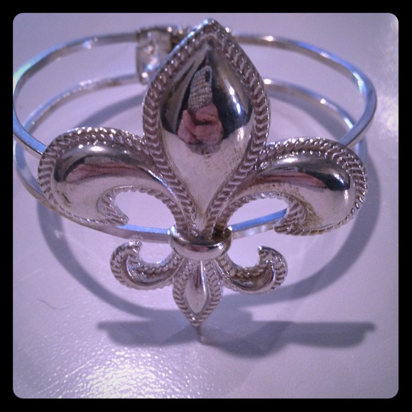Fleur de lis cuff braclet