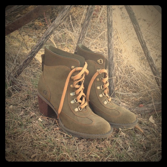 SOLD🚫Born green ankle boots. 8 1/2