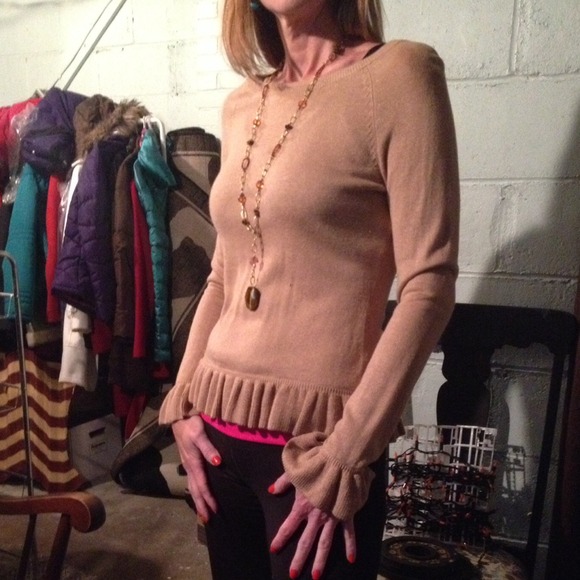 **SOLD IN BUNDLE*Sweater with ruffle sleeves - Picture 3 of 4