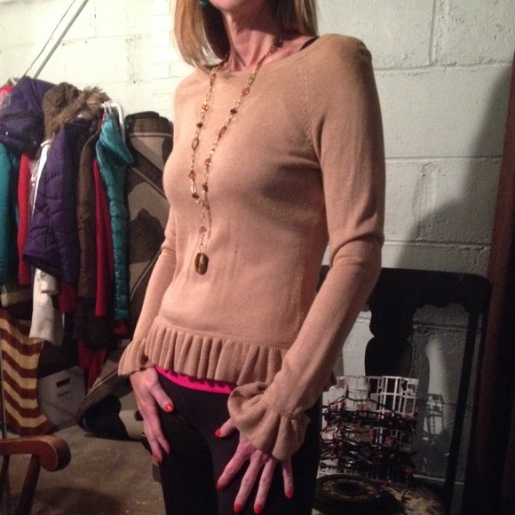 **SOLD IN BUNDLE*Sweater with ruffle sleeves - Picture 4 of 4