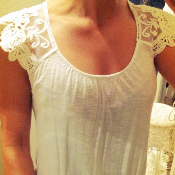 🚫🚫SOLD🚫🚫Feminine cream top with lace!