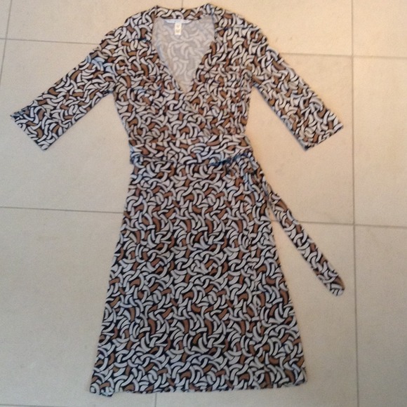 DVF size 4 (runs true size). - Picture 1 of 1