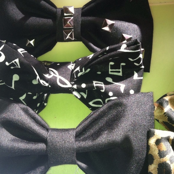?- Handmade Hair Bow Clips - ?