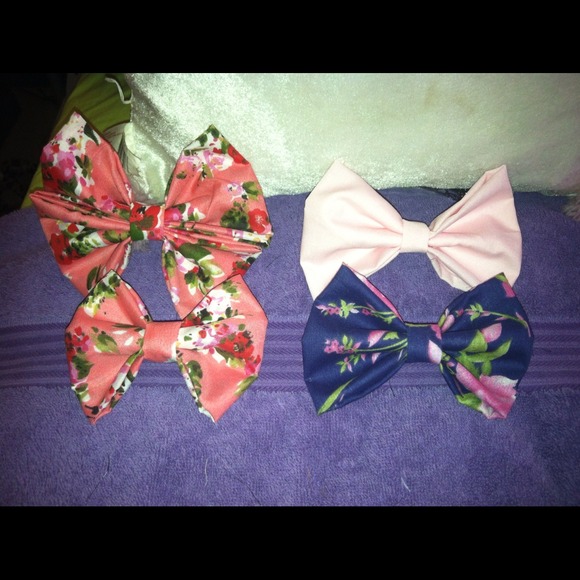?- Handmade Hair Bow Clips - ?