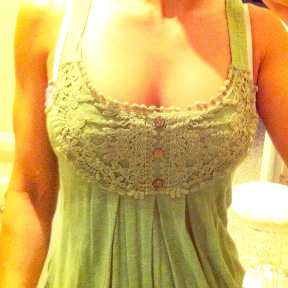 🚫🚫SOLD🚫🚫GREEN top with lace, ties in back