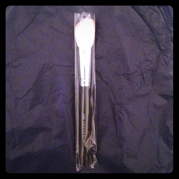 ⛔Sold⛔Crown contour blush brush. Brand new