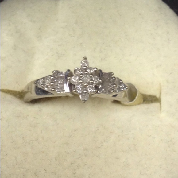 ***REDUCED***  Brilliance of Diamonds in this Ring - Picture 2 of 4