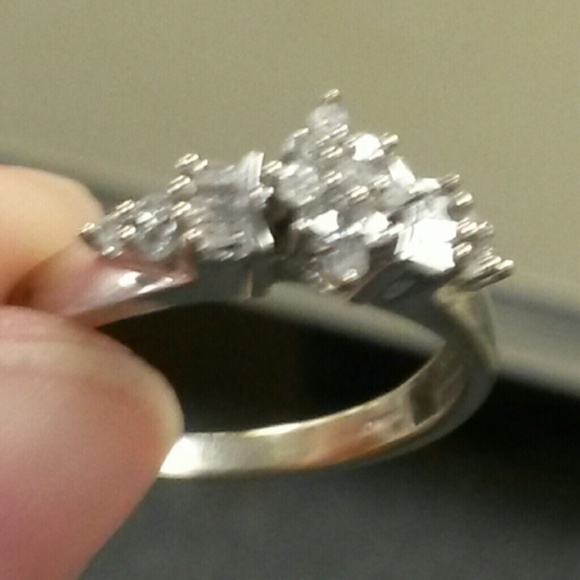 ***REDUCED***  Brilliance of Diamonds in this Ring - Picture 3 of 4