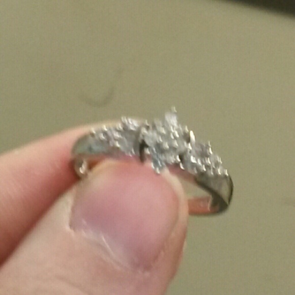 ***REDUCED***  Brilliance of Diamonds in this Ring - Picture 4 of 4