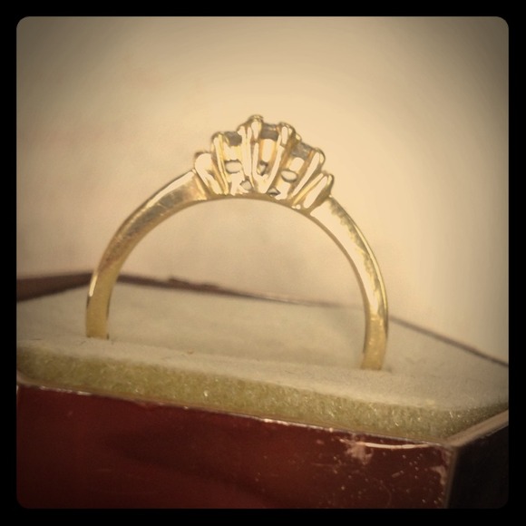 (REDUCED)Small and Beautiful Diamond and Gold Ring - Picture 1 of 4