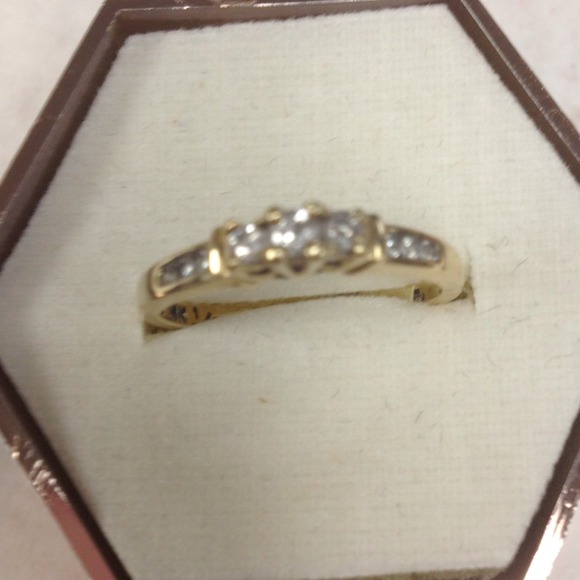 (REDUCED)Small and Beautiful Diamond and Gold Ring - Picture 2 of 4