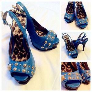 Pretty Blue Heels with Gold embellishment