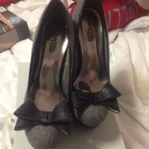 Really Cute pump with bow. Available in 6 also