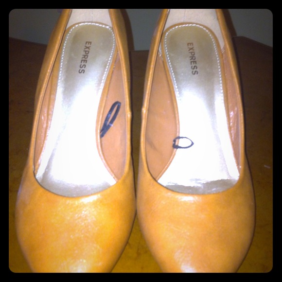 NEVER BEEN WORN Tan wedges!
