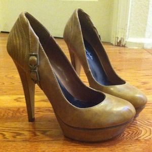 Brown Pumps w/small belt detail
