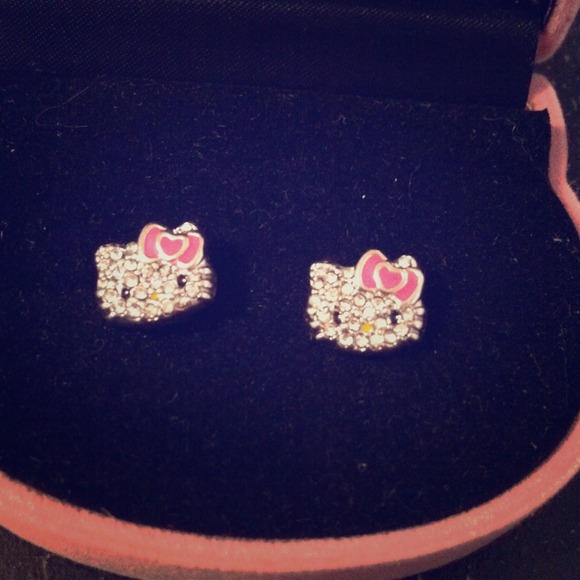 Hello kitty earrings !