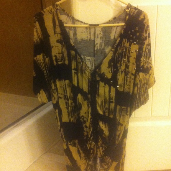 SOLD****Cute day trip top