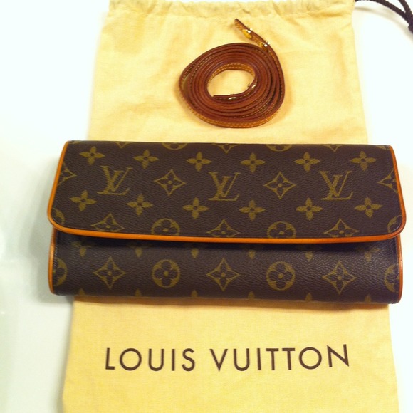 *SOLD* LV Pochette Twin GM *REDUCED $230
