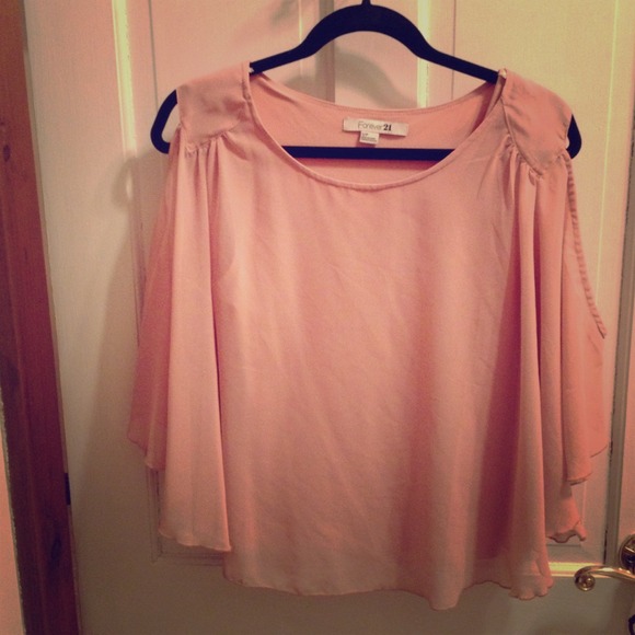 SOLD IN BUNDLE**Gorgeous Top w/ Cut out sleeves
