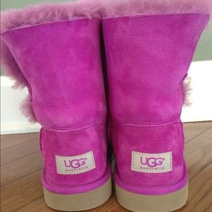Big Girls Uggs Pink Bailey Button Like New Size 4
