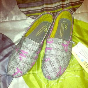 RESERVED BUNDLE NWT Tom's shoes And hi low top!