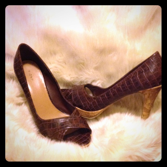 -SOLD- Dark Brown Textured Pumps