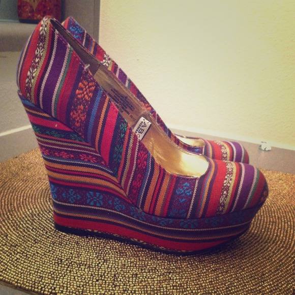 Aztec closed toe pumps! Never worn size 8