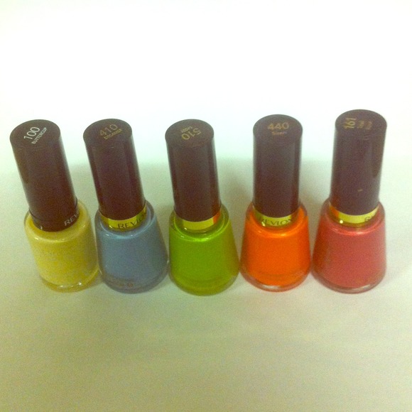 🚫SOLD🚫 a collection of Revlon nailpolishes