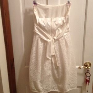 Elegant strapless white dress w/ lace pattern