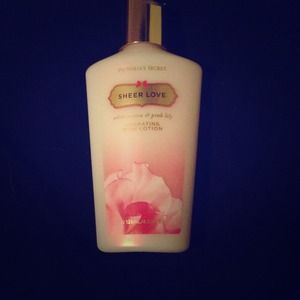 ❌Sold❌victoria's Secret sheer love body lotion