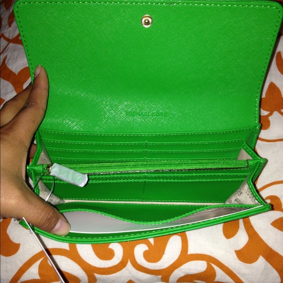 SOLD!! πAuthentic Michael Kors Wallet NWT - Picture 2 of 4