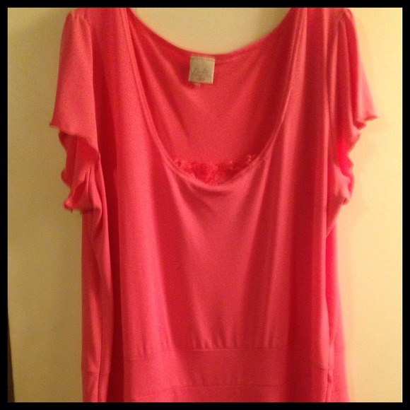 ❌SOLD❌Cute pink hi lo top NWOT