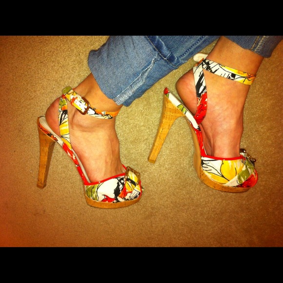 ❤Stuart Weitzman Tropical Floral Heels Stilettos❤ - Picture 3 of 4