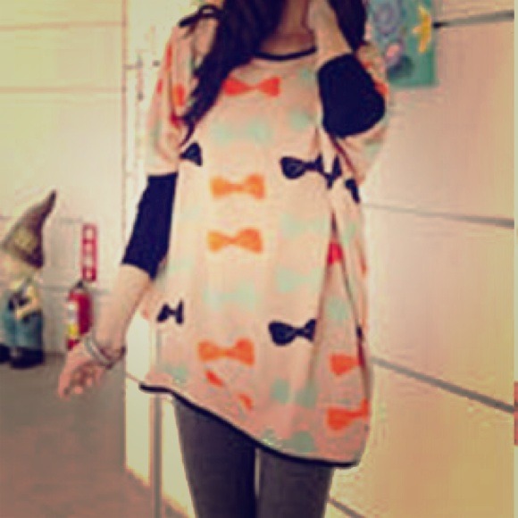 SOLD!💋 Adorable tan bow tunic!