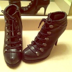 💢half priced💢Vera Wang black booties 4.5" heel