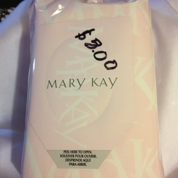 "Sold".        Facial Cleansing Cloths