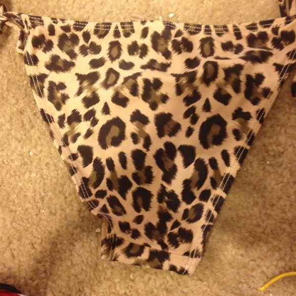 Great condition size small bathing suit - Picture 3 of 3
