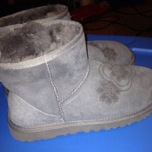 Special  In addition and flower print uggs