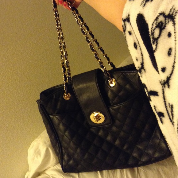 Black quilted purse - Picture 2 of 4