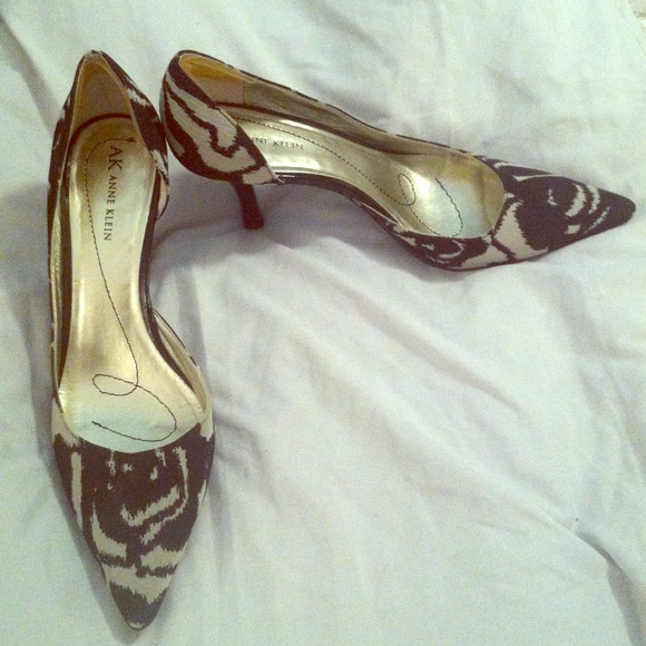 Size 8 Anne Klein tan/black zebra print pumps.