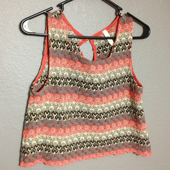 🔴Sold🔴in bundle Summer cropped tank