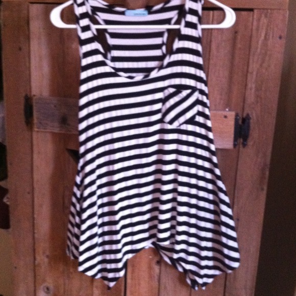 Black & white tank - Picture 1 of 1