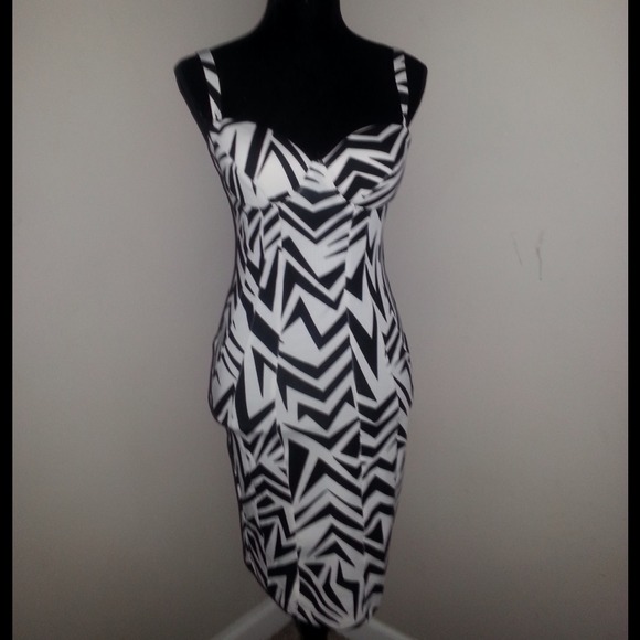 Price✂New Kardasian printed body con dress - Picture 3 of 4