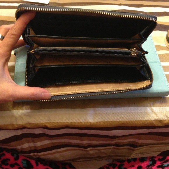 Pre-loved Michaela Big Wallet in GOOD Condition! - Picture 2 of 4