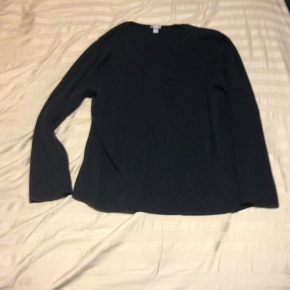 Black light weight sweater