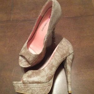 Size 7 1/2 4inch never worn shoes